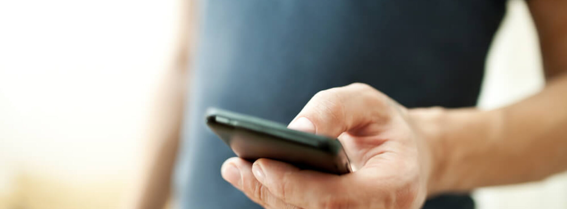 Zabezpiecz ekran iPhone’a 16 Plus – szkło hartowane czy folia?