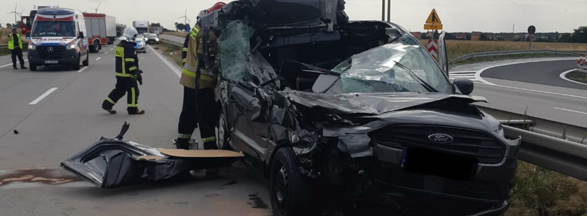 Zderzenie samochodu osobowego z ciężarowym na 97 km autostrady A4