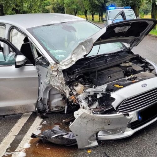 Wypadek pojazdu osobowego na ulicy Nowodworskiej w Legnicy