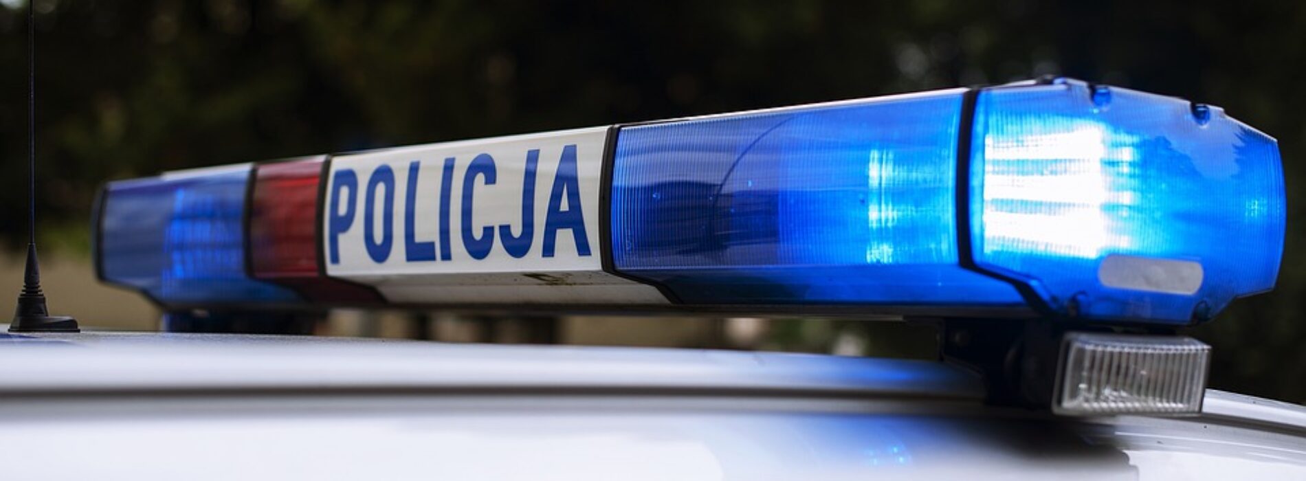 Zaatakował seniorkę wyrywając jej torbę a drugi stał na „czatach”