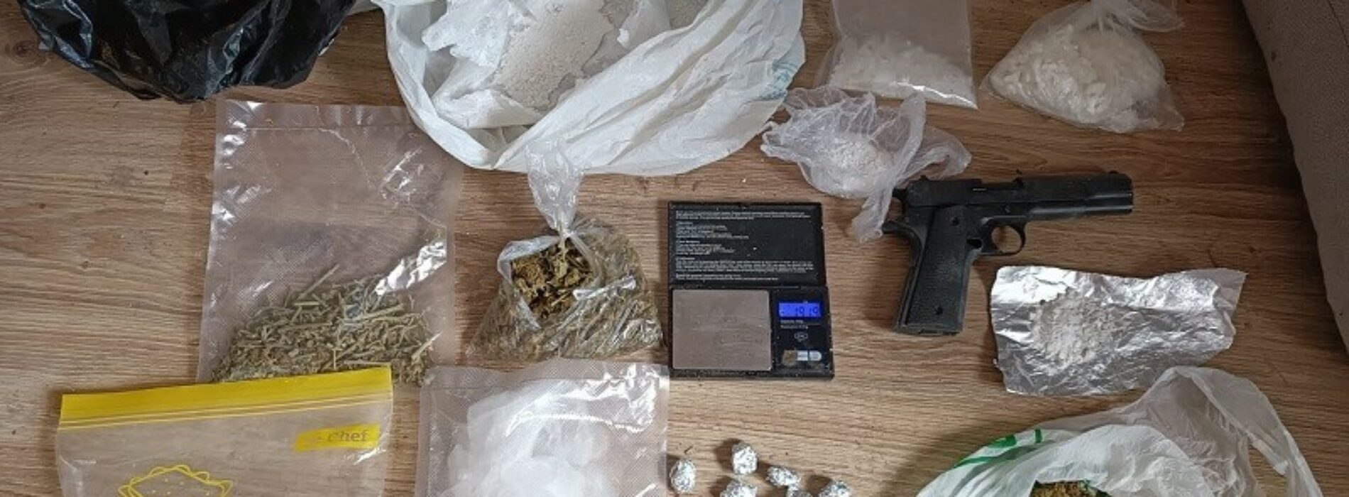 Legniccy policjanci przechwycili ponad 8,5 tys. porcji handlowych narkotyków- podejrzany w tej sprawie mężczyzna został tymczasowo aresztowany