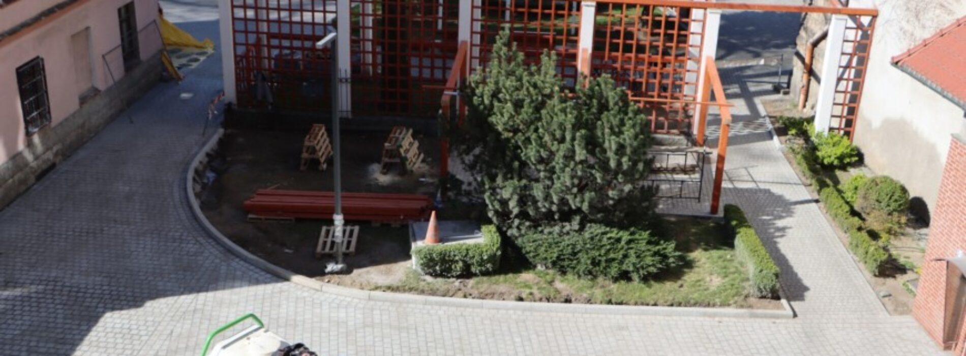 Dobiega końca przebudowa podwórza przy siedzibie Urzędu Miasta w Legnicy
