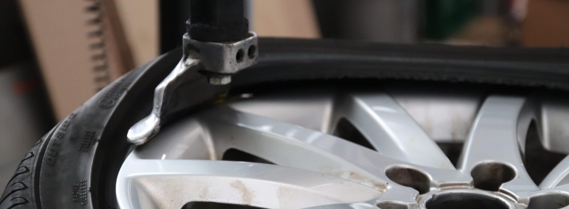 Jak wybrać montażownicę do warsztatu oponiarskiego – co sprawdzić przed zakupem?