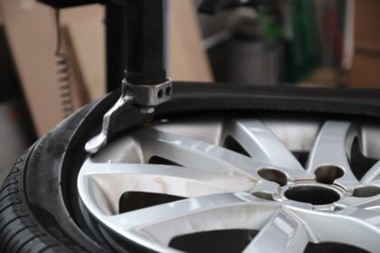 Jak wybrać montażownicę do warsztatu oponiarskiego – co sprawdzić przed zakupem?