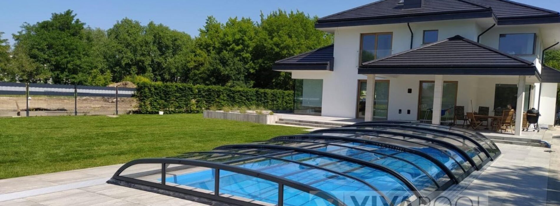 Nowoczesny design basenów – najmodniejsze kolory i kształty niecek w tym sezonie