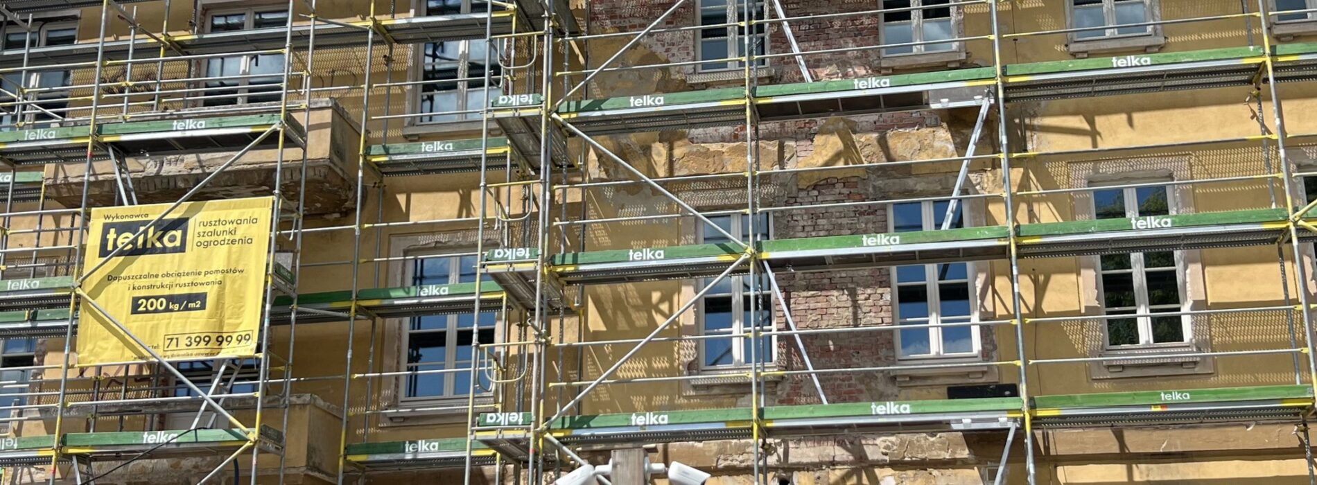 Wynajem rusztowań w Legnicy – jak przygotować się do realizacji i dobrze dobrać system?